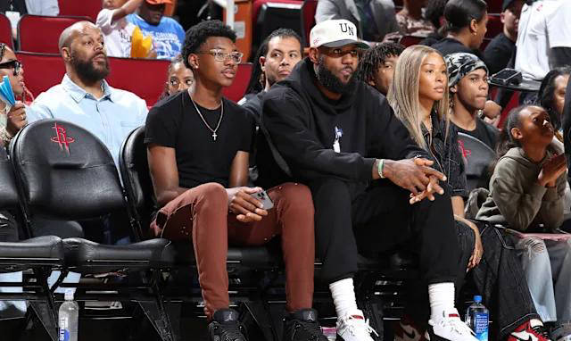 关于詹姆斯重返赛场，比赛局势复杂首场状态出色，尤文图斯观众沸腾！的信息